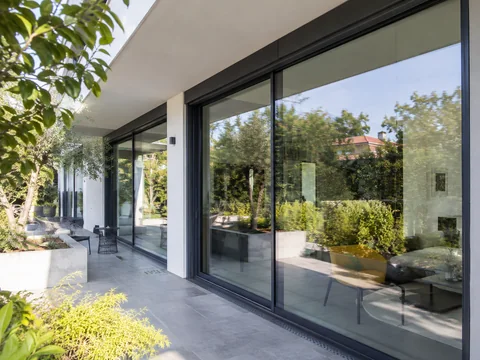 Uși culisante panoramice din aluminiu ALUMIL S700 cu deschidere spre terasă